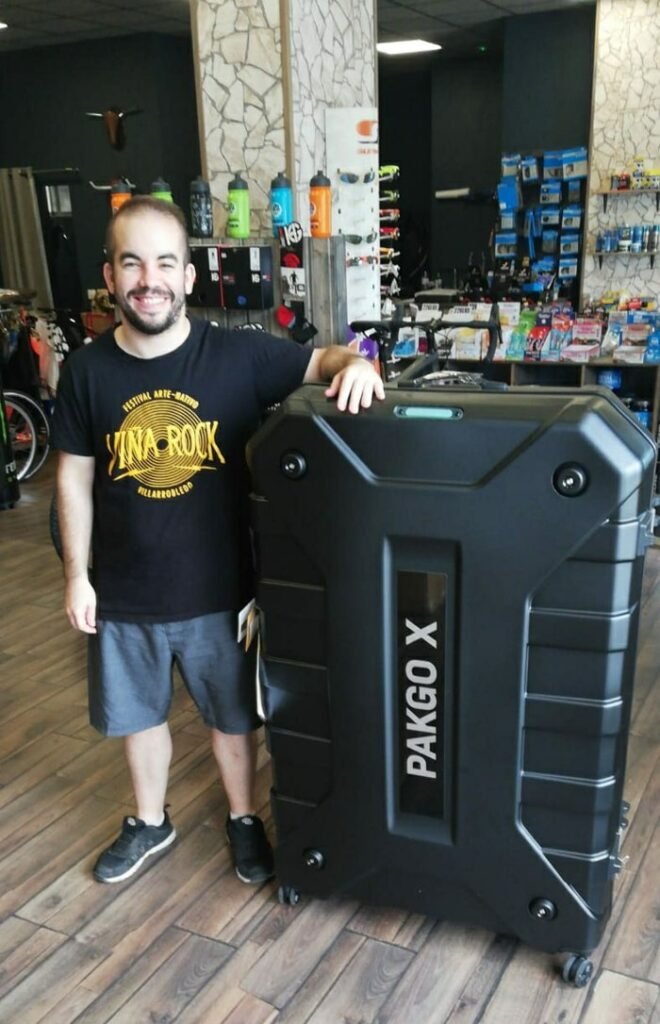 Iván con una maleta para bicis que mide casi como yo